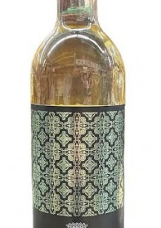 The HAYOTZER ONOT WHITE 750ML showcases a crisp and refreshing flavor profile with notes of citrus and green apple