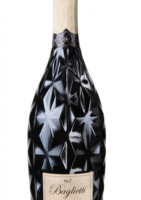 <p>BAGLIETTE BRUT 750ML is a sparkling wine crafted in the renowned wine regions of Italy. This brut offers a crisp and refreshing flavor profile characterized by notes of green apples